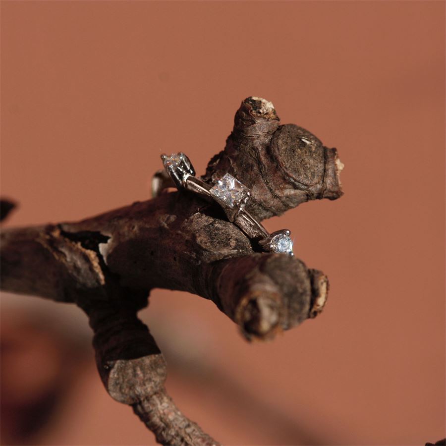Anello 'Balance' oro bianco con princess BALANCE | AN AU18B1PRNC 2TO CT 0,12+0,06